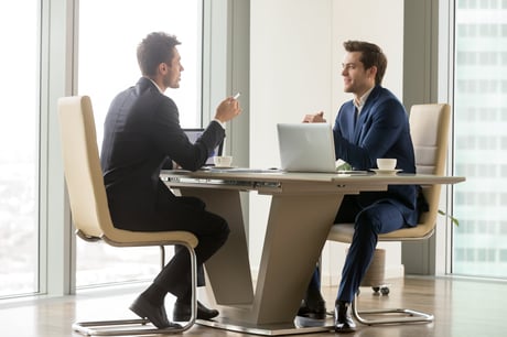 entrepreneurs-a-succes-analysant-les-perspectives