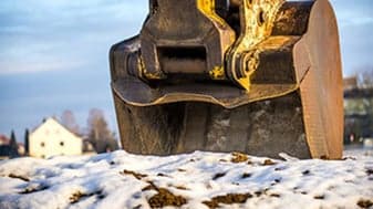 L'hiver et les ouvriers sur le chantier