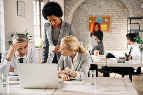 l-equipe-commerciale-des-problemes-et-parle-en-utilisant-un-ordinateur-portable-au-bureau-l-accent-est-mis-sur-la-femme-d-affaires-afro-americaine