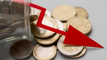 pièce de monnaie avec une flèche rouge qui descend vers le bas pour symboliser la diminution des coûtsr
