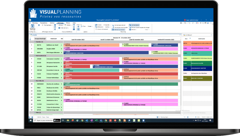 Cette image montre l'interface d'un planning sur un écran d'ordinateur portable, utilisant le logiciel Visual Planning. L'écran présente un calendrier hebdomadaire détaillé, permettant la gestion des ressources, des équipements et des projets pour différents chantiers. Chaque tâche est représentée par une couleur distincte, facilitant l'organisation et le suivi des activités. Le logiciel aide à la planification des travaux, à l'optimisation des ressources et à la gestion des priorités, en offrant une vue claire et structurée des projets en cours et futurs.